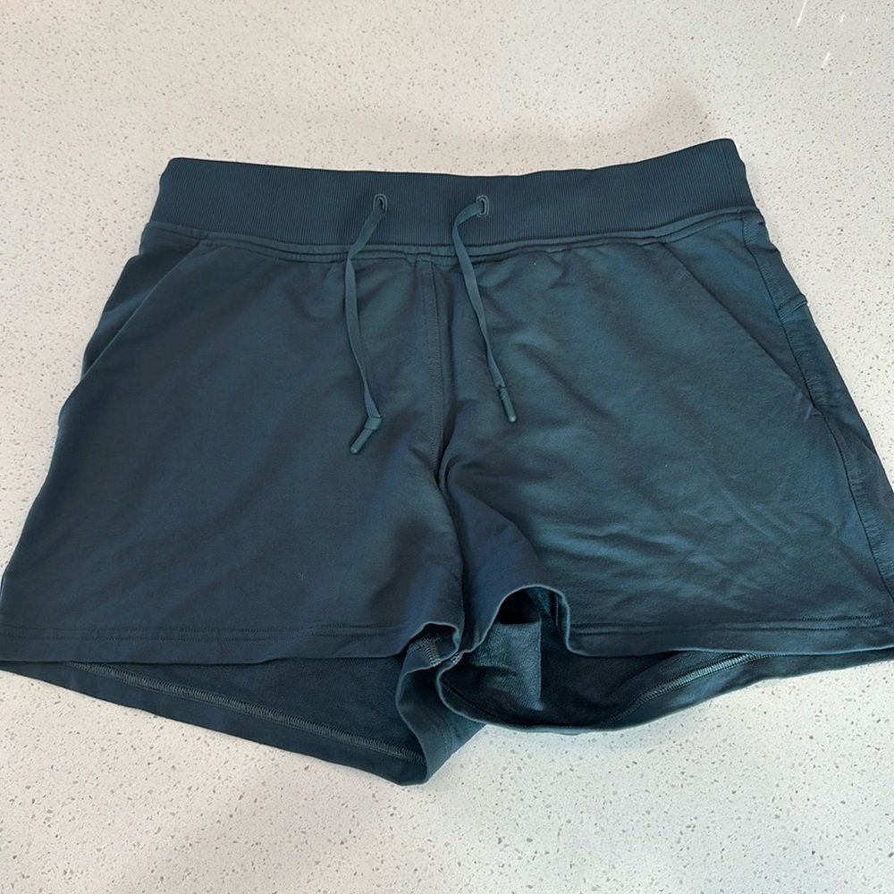 Lululemon women’s shorts size 6